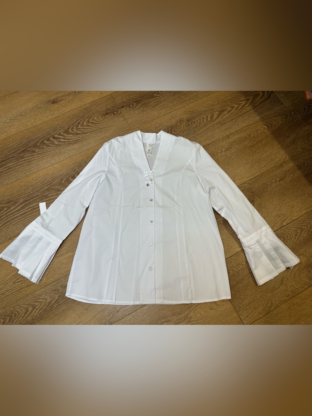 WynneLayers Cotton-Blend button down Poplin Top with pleated / Ruffled Cuffs - L
